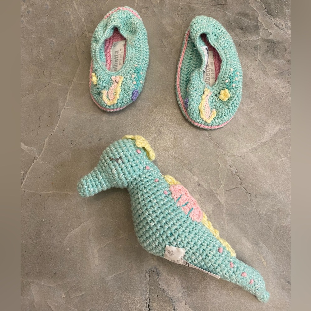 NWOT Albetta Premium Knit Infant Seahorse Baby Booties and Matching Rattle Set